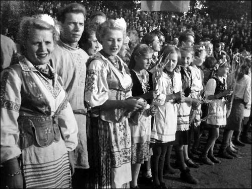  - Горад на фотаздымках часоў 2-ой сусветнай вайны . Сьвяткаваньне Дажынак у акупаваным Менску. Здымак 4.10.1942 г.