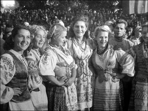  - Горад на фотаздымках часоў 2-ой сусветнай вайны . Сьвяткаваньне Дажынак у акупаваным Менску. Здымак 4.10.1942 г.