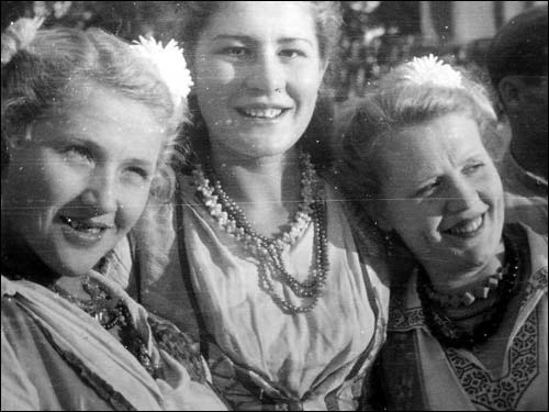  - Горад на фотаздымках часоў 2-ой сусветнай вайны . Беларускія дзяўчынкі на народным сьвяце Дажынкі ў акупаваным Менску. Здымак 4.10.1942 г.