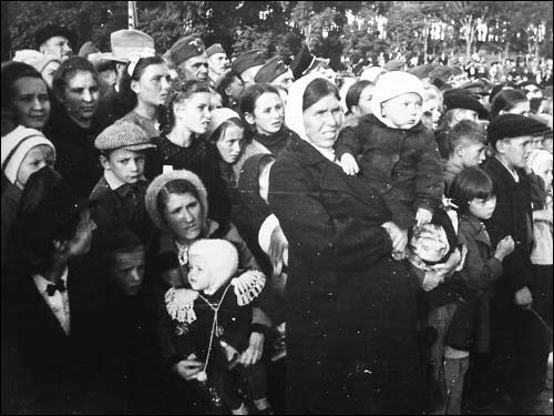  - Горад на фотаздымках часоў 2-ой сусветнай вайны . Месьцічы глядзяць за сьвяткаваньнем Дажынак у акупаваным Менску. Здымак 4.10.1942 г.