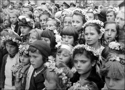  - Горад на фотаздымках часоў 2-ой сусветнай вайны . Дзеткі глядзяць за сьвяткаваньнем Дажынак у акупаваным Менску. Здымак 4.10.1942 г.