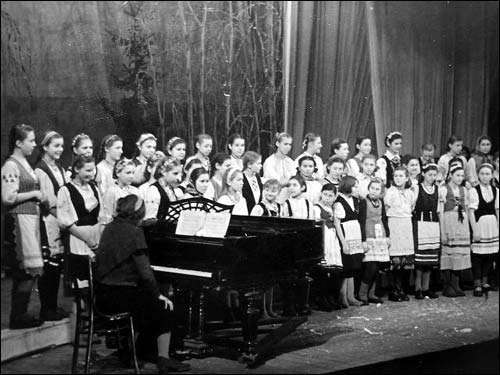  - Горад на фотаздымках часоў 2-ой сусветнай вайны . Хор дзяўчынак сьпявае калядныя песьні ў Беларускім тэатры. Здымак 07.01.1943 г.