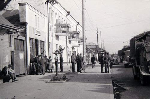  - Горад на фотаздымках часоў 2-ой сусветнай вайны . Вуліца ў Менску. Здымак 1941-43 гг.