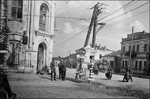  - Горад на фотаздымках часоў 2-ой сусветнай вайны . Вуліца ў Менску. Здымак 1941-43 гг.