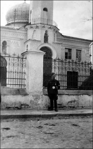  - Горад на фотаздымках часоў 2-ой сусветнай вайны . Фашыстоўскі жаўнер ля мячэта. Будынак зруйнаваны ў 1960-я гг.