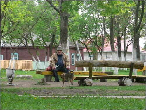  - Ulice miasteczka . Skwer; ulubione miejsce odpoczynku mieszkańców