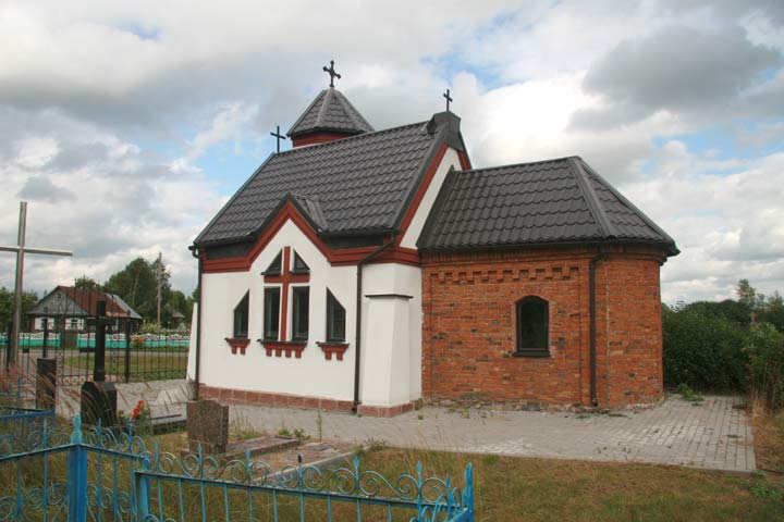 Makašy |  Graveyard chapel . Side view