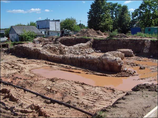 Foundations (of the manor?) built from large boulders (excavations carried out in August 2009) Enierhietykaŭ (Nieharełaje). Farmstead of Abłamowicz