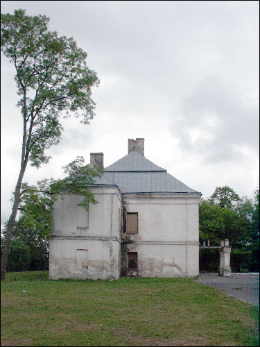  - Zespół dworsko-parkowy Niemcewiców. Fasada boczna dworu, 01.06.2002