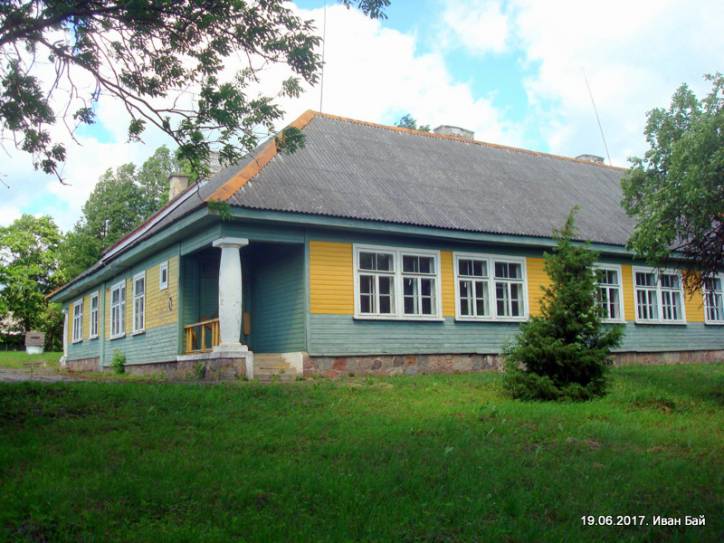 Komarowo.  Budynek szkoły