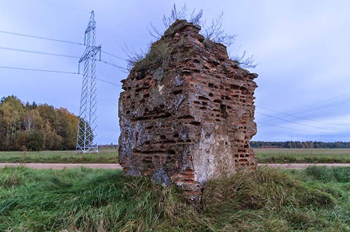 Vajdzieni. Road chapel , ruins