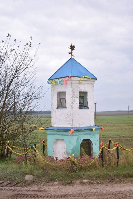  - Kapliczka przydrożna . 