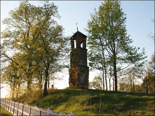  -  Kolumna upamiętniająca Konstytucję 3 Maja 1791r.. Kapliczka w Bezdzieżu, 04 2009