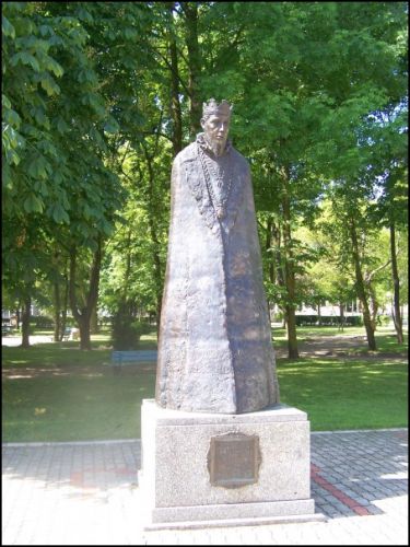  - Ulice miasta . Pomnik króla Zygmunta Augusta na rynku miejskim