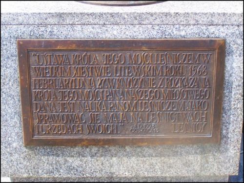  - Ulice miasta . Napis na zegarze słonecznym.