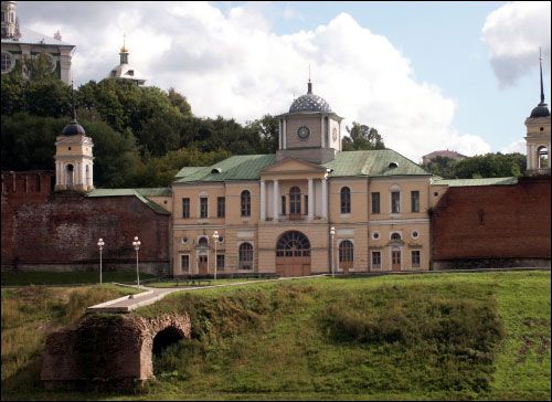  - Umocnienia obronne . Bydynek gimnazjum prawosławnego. Dawniej w tym miejscu stała wieża obronna; w XVIII-XIX w - cerkiew, przebudowana w XX w na klub, później na teatr