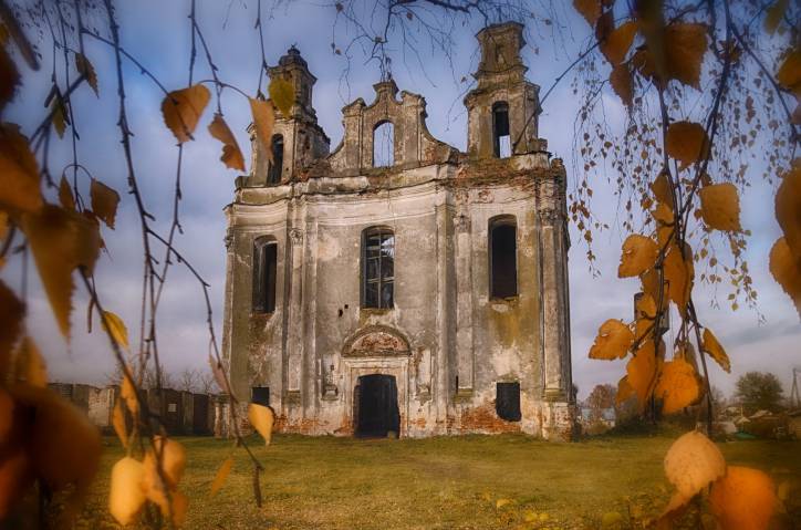 Smolany. Kościół NMP i klasztor Dominikanów