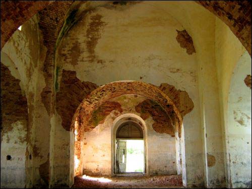 Marcinowo |  Cerkiew Opieki Matki Boskiej. Wnętrze; niestety w stanie ruiny