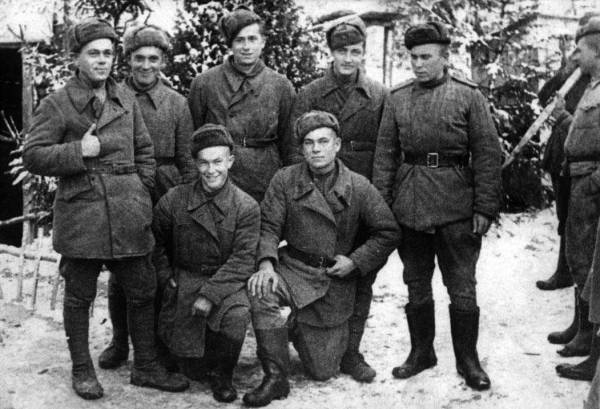 Miasteczko na starych fotografiach . Żołnierze 23 Brygady Brasławskiej AK z Opsy na zesłaniu w Kałudze, przebrani w mundury sowieckie, które im odebrano po odmowie złożenia przysięgi na wierność Armii Czerwonej. Od lewej strony : Antoni Szymkiewicz, Marian Jurkin, Józef Koniuszewski, Jan Kincewicz, Józef Bortkiewicz (klęczy z ręką za paskiem),Władysław Koniuszewski i Czesław Lubiński. Zdjęcie to posiadam w domowym albumie jaki i jest ono zamieszczone wraz z nazwiskami w książce Kazimierza Krauze , który wskazuje że żołnierze z Opsy byli w 2 kompanii 23 brygady, której dowódcą był ppor. Michał Szypiłło , pseudonim - Miasteczko na starych fotografiach . Żołnierze 23 Brygady Brasławskiej AK z Opsy na zesłaniu w Kałudze, przebrani w mundury sowieckie, które im odebrano po odmowie złożenia przysięgi na wierność Armii Czerwonej. Od lewej strony : Antoni Szymkiewicz, Marian Jurkin, Józef Koniuszewski, Jan Kincewicz, Józef Bortkiewicz (klęczy z ręką za paskiem),Władysław Koniuszewski i Czesław Lubiński. Zdjęcie to posiadam w domowym albumie jaki i jest ono zamieszczone wraz z nazwiskami w książce Kazimierza Krauze , który wskazuje że żołnierze z Opsy byli w 2 kompanii 23 brygady, której dowódcą był ppor. Michał Szypiłło , pseudonim