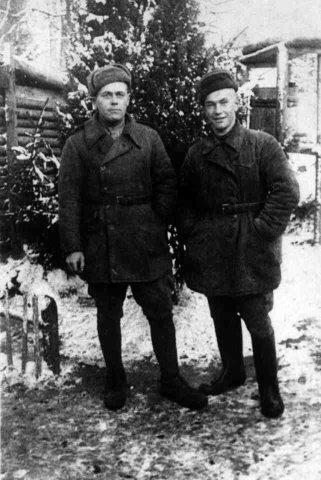 Miasteczko na starych fotografiach . Po wyzwoleniu Wilna mój ojciec Antoni (z lewej) wraz z żołnierzami 23 Brasławskiej Brygady Armii Krajowej został wywieziony - Miasteczko na starych fotografiach . Po wyzwoleniu Wilna mój ojciec Antoni (z lewej) wraz z żołnierzami 23 Brasławskiej Brygady Armii Krajowej został wywieziony