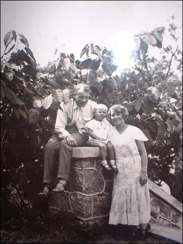 Ostatni dyrektor szkoły Bernard i Janina Wysłouchowie (z synem). Fot. 1933 r Opsa. Miasteczko na starych fotografiach