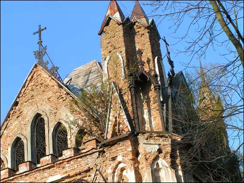  - Kaplica grobowa Orzeszków. Fragment - szczyt i wieżyczki
