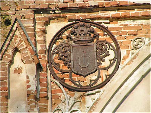  - Kaplica grobowa Orzeszków. Herb 'Nowina', którym pieczętowali się Chrzanowscy. Ferdynanda z Chrzanowskich była żoną Nikodema Orzeszki i inicjatorką budowy kaplicy