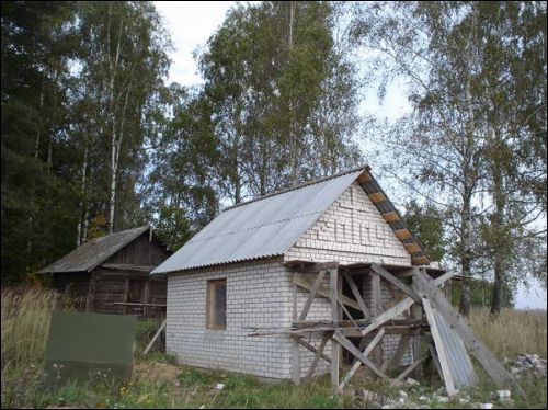 Pierałoi. Chapel at cemetery