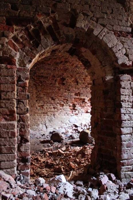  - Сядзібна-паркавы ансамбль Дамейкаў. Подвальные помещения: крепкие, основательные, но скоро и они сдадуться, и в архитектурной истории Беларуси будет еще чище.