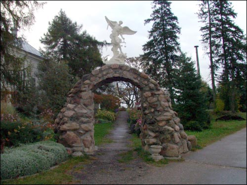 Пейзажи  Мосаре. Арка з скульптурай Міхала Арханёла  - Пейзажи . Арка з скульптурай Міхала Арханёла