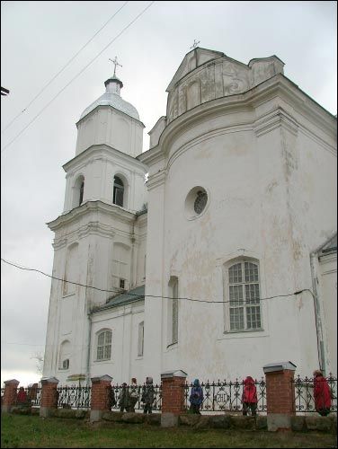  - Kościół Św. Trójcy. Fasada boczna, transept i wieża