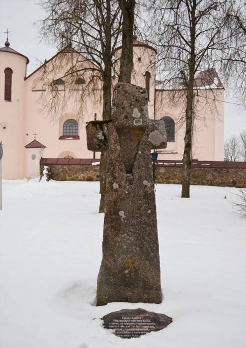 Komaje.  Kamienny krzyż