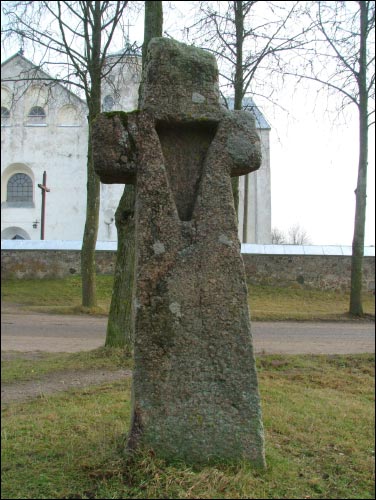 Komaje.  Kamienny krzyż