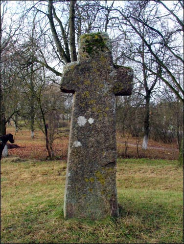 Komaje.  Kamienny krzyż