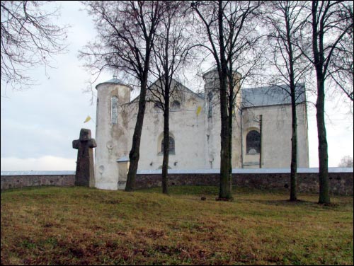 Komaje.  Kamienny krzyż
