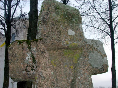 Komaje.  Kamienny krzyż