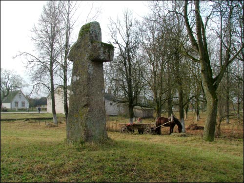 Komaje.  Kamienny krzyż