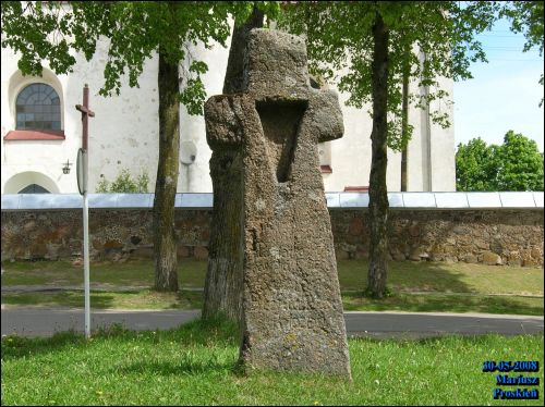 Komaje.  Kamienny krzyż