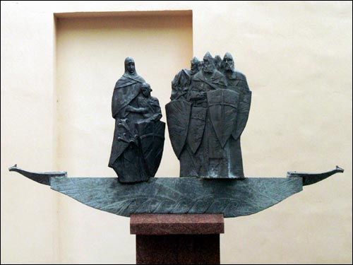  -  Kolegium jezuitów. Pomnik Krzywiczów. Rzeźbiarz Aleś Szaternik (2001)