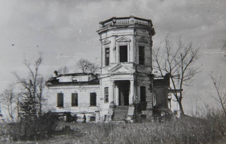 - Сядзібна-паркавы ансамбль Свяцкіх. Палац у 1950-я. Фота з архіва М.С.Кацара.