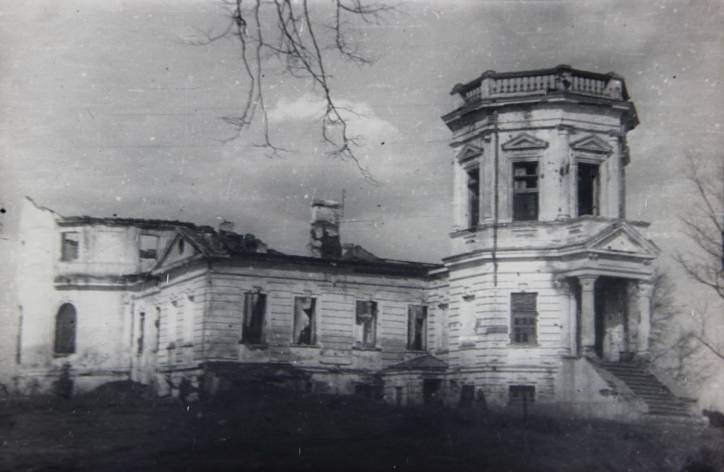  - Сядзібна-паркавы ансамбль Свяцкіх. Палац у 1950-я. Фота з архіва М.С.Кацара.