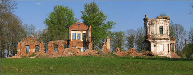  - Сядзібна-паркавы ансамбль Свяцкіх. Дом, у якім ў 1903-04 гг. працавў будучы народны паэт Янка Купала расьцягнулі на цэглу ў 1990-я гг.