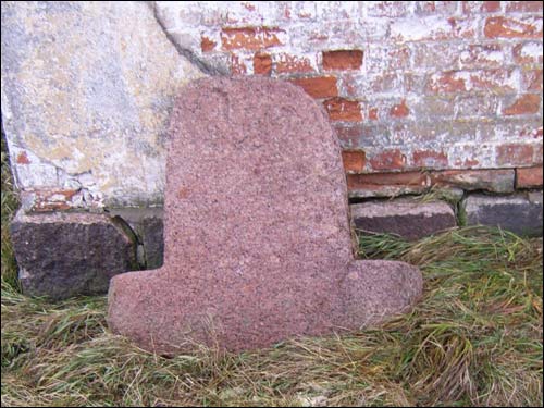  - Cerkiew Zaśnięcia NMP. Kamienny krzyż pod cerkwią