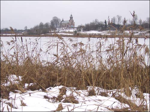  - Cerkiew Zaśnięcia NMP. Widok cerkwi zza jeziora