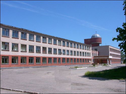 Kokhanauskaia siaredniaia shkola imia I. P. Kozhara (byloga navuchentsa). Sama shkola zasnavana iashche u 19 stagoddzi, novy budynak pabudavali u siareddzine 1980ykh (z abservatoryiai). Коханава. У мястэчку