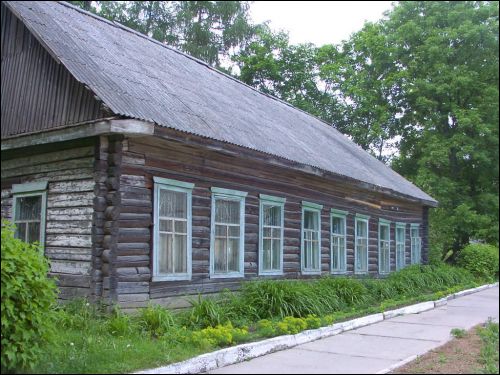 Geta adzin s isnuiuchykh budynkau \'staroi\' shkoly, zdzes\' iashche iduts\' zaniatki. Коханава. У мястэчку