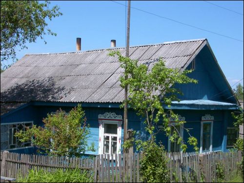  - W miasteczku . Ładnie obramowane okna, a wszystkie w ogródkach