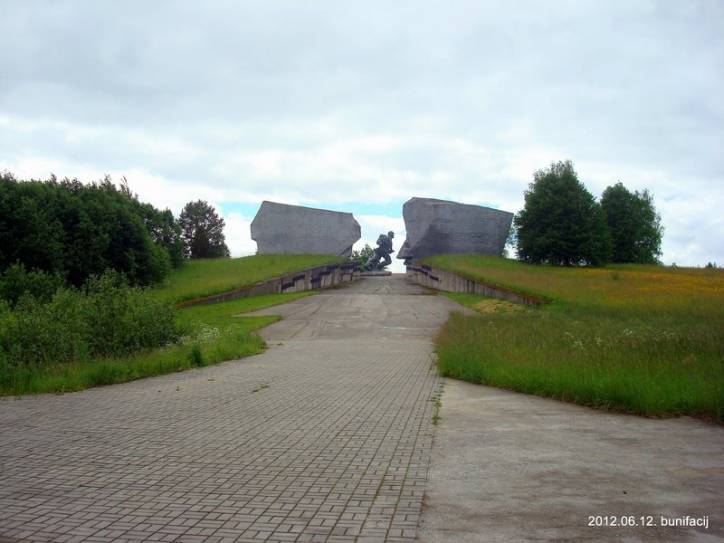 Papieryno.  Memoriał «Przerwa»