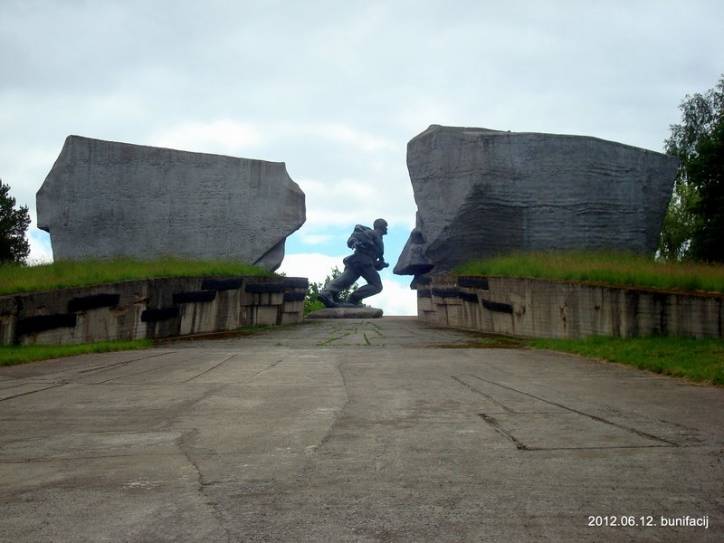 Papieryno.  Memoriał «Przerwa»