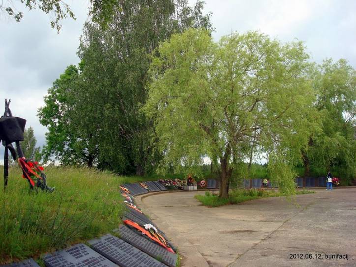 Papieryno.  Memoriał «Przerwa»